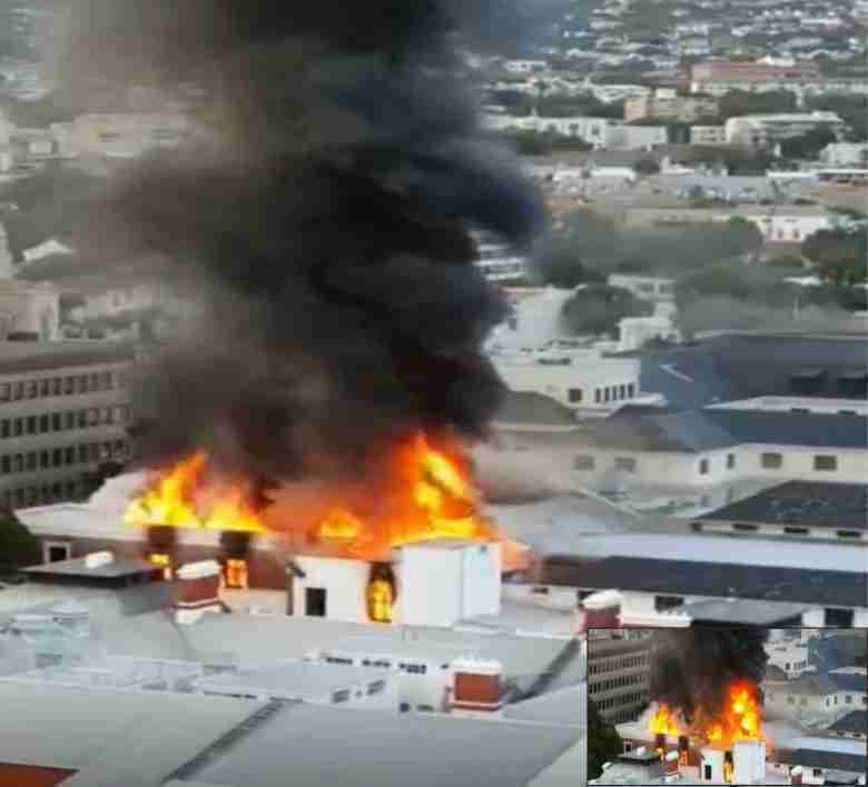 south-africas-in-cape-town-parliament-building-fire-breaks-out