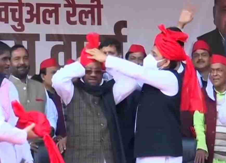 uttar-pradesh-former-minister-obc-leader-swami-prasad-maurya-joined-the-samajwadi-party-in-the-presence-of-akhilesh-yadav