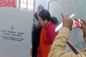 Kanpur Case against the mayor for posting a photo while voting