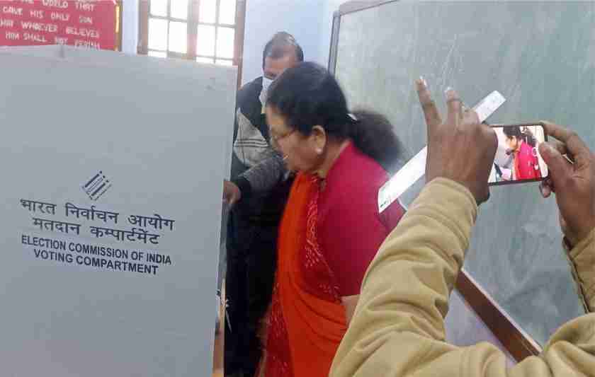 Kanpur Case against the mayor for posting a photo while voting