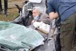 Video of an elderly woman surviving in a car crushed by a Russian tank