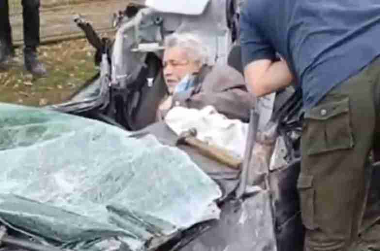 Video of an elderly woman surviving in a car crushed by a Russian tank