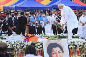 end-of-an-era-of-music-queen-of-heads-lata-mangeshkar-dies-last-rites-performed-with-state-honors-in-mumbai