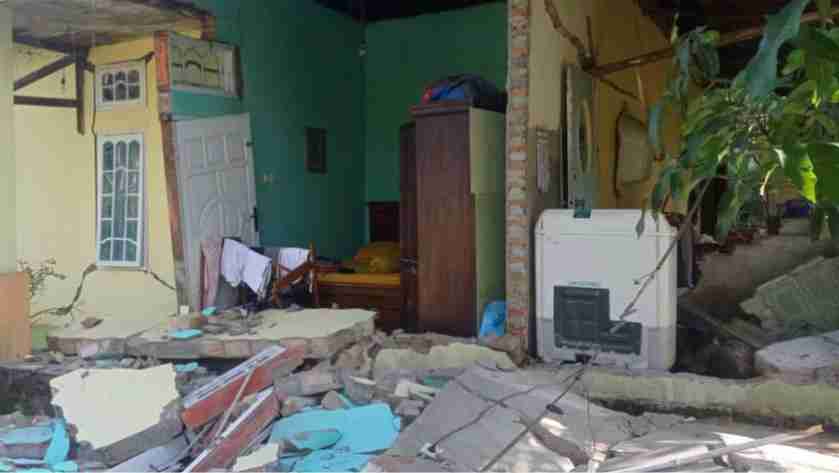 indonesia-severe-earthquake-shakes-sumatra-island-death-toll-rises