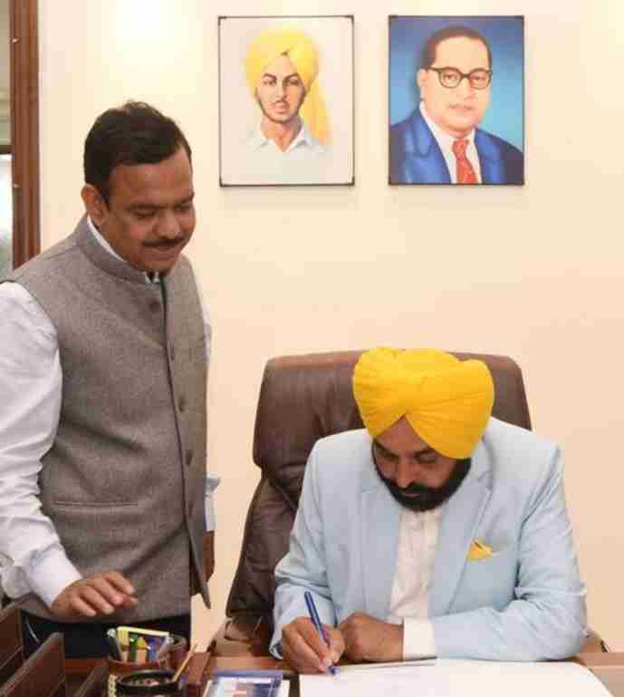 Punjab Uproar over posting of Bhagat Singh picture in Chief Minister Bhagwant Mann office