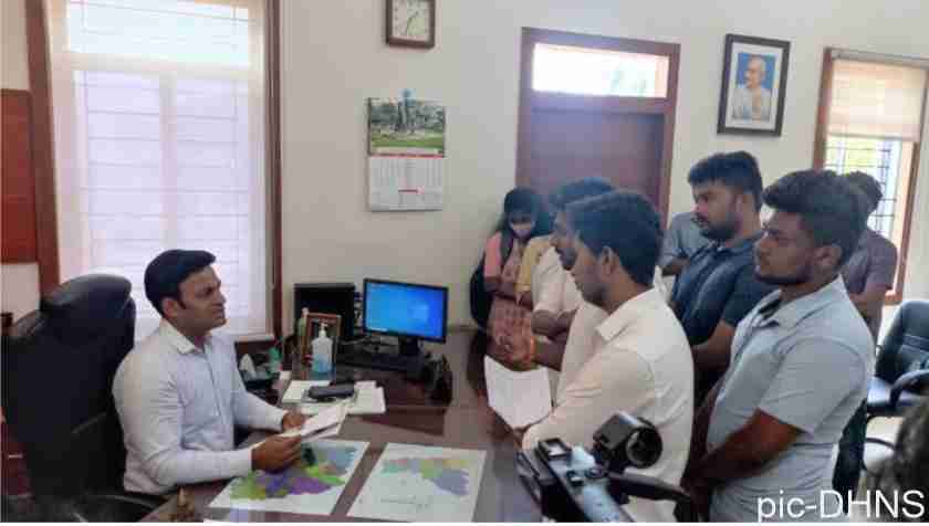 Two groups clash in college over hijab, three FIRs filed