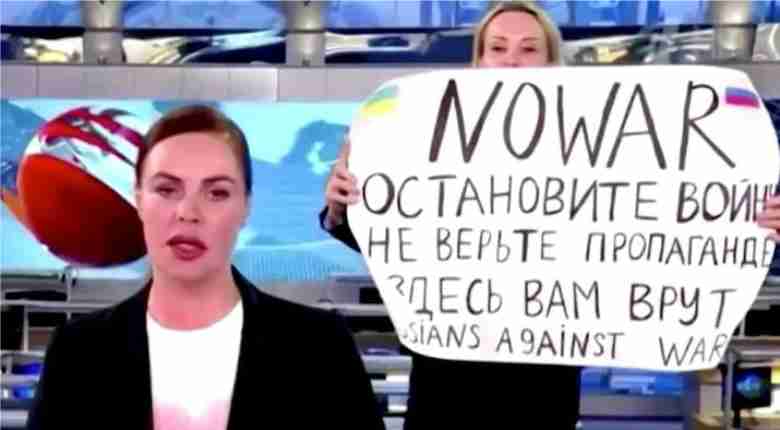 they-are-lying-the-protest-was-broadcast-live-on-russian-tv