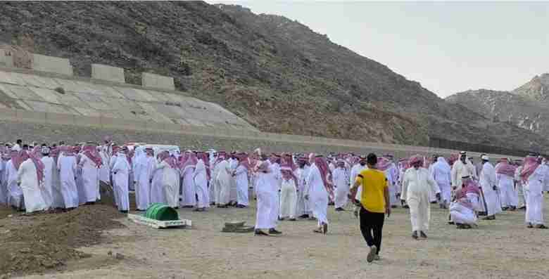 A large number of citizens attended the funeral of the woman who was cremated with acid