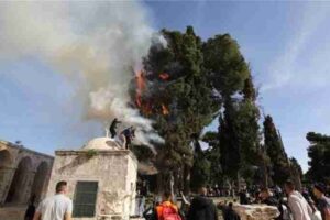 fresh-clashes-between-palestinians-and-israeli-police-at-al-aqsa-mosque