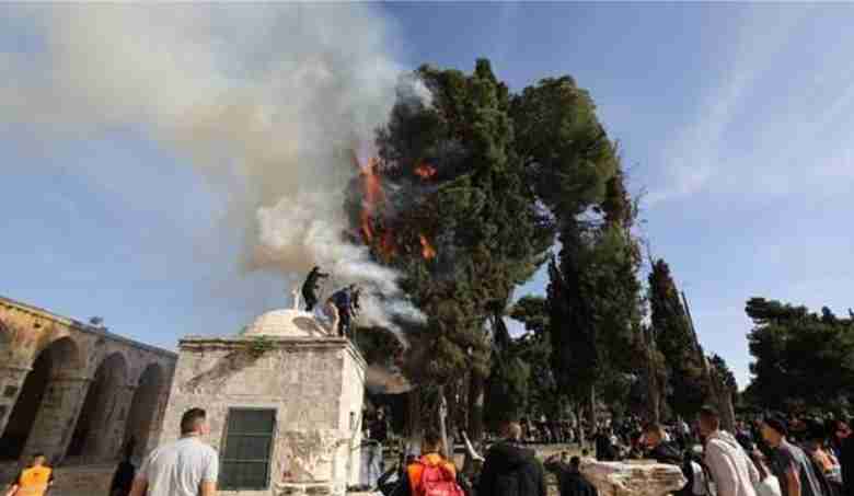 fresh-clashes-between-palestinians-and-israeli-police-at-al-aqsa-mosque