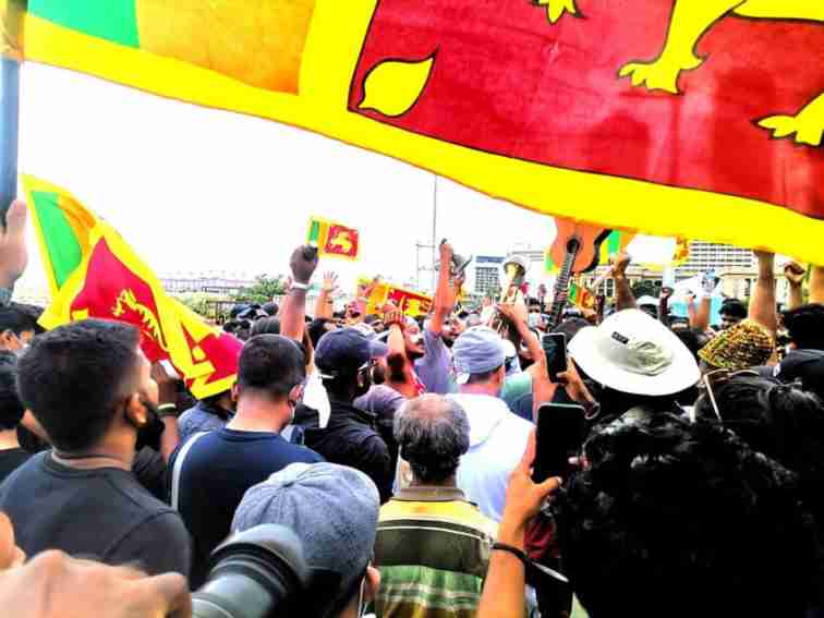sri-lankas-economic-crisis-one-person-killed-24-injured-in-police-firing-on-protesters