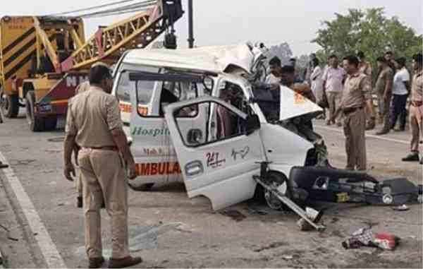 bareilly ambulance truck collides