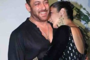 kissing shahnaz gill on salman khan shoulder