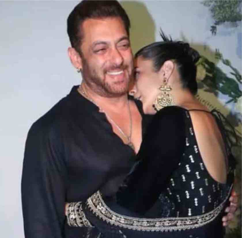 kissing shahnaz gill on salman khan shoulder