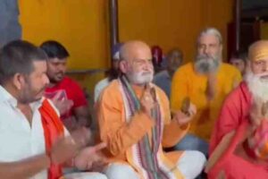 ram sena plays hanuman chalisa on loudspeaker