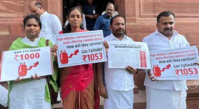 4 congress members suspended from lok sabha