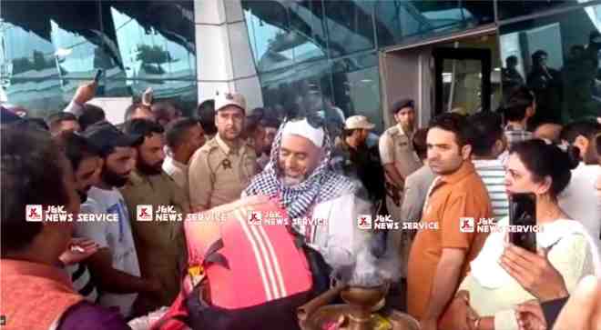 kashmiri hindus welcome hajj pilgrims in srinagar with aarti