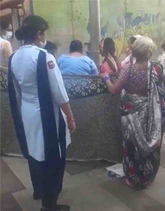 video-of-a-woman-delivering-her-baby-outside-Safdarjung-Hospital
