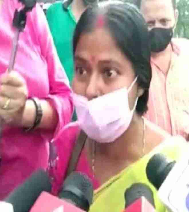 a woman threw a slipper at partha chatterjee while returning from the hospital