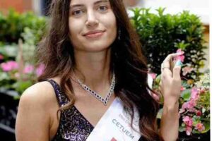 melissa rauf is the first woman to win a beauty pageant without makeup
