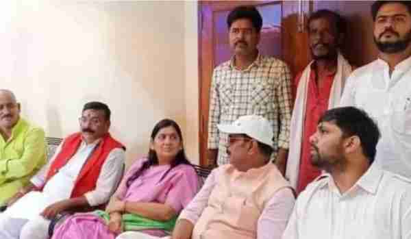 a photo of the jailed former mp anand mohan with his family at his house has gone viral