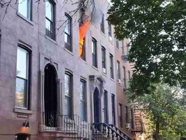 american news the online taxi driver saved the people trapped in the fire by risking his life