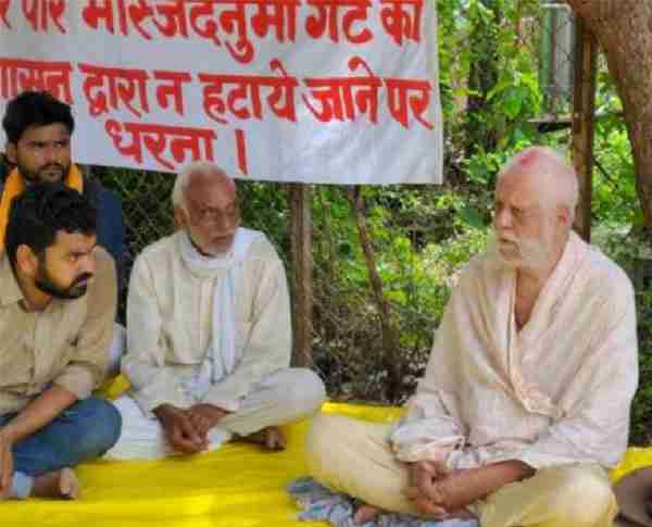 raja bhaiya father sitting on a dharna against the temporary gate of muharram