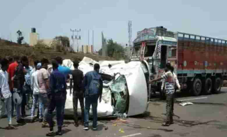 tragic road accident in karnataka 9 daily wage workers killed 15 injured