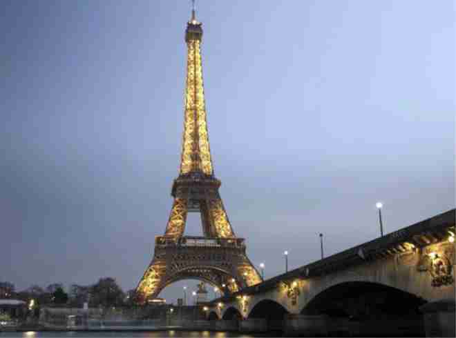 paris will switch off the eiffel tower lights