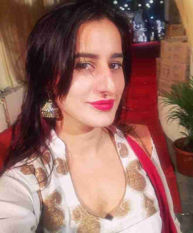 actress saloni chopra