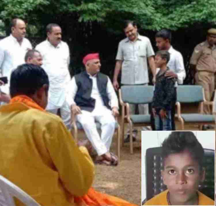 mulayam singh yadav youngest fan saifai reached by traveling 525 km