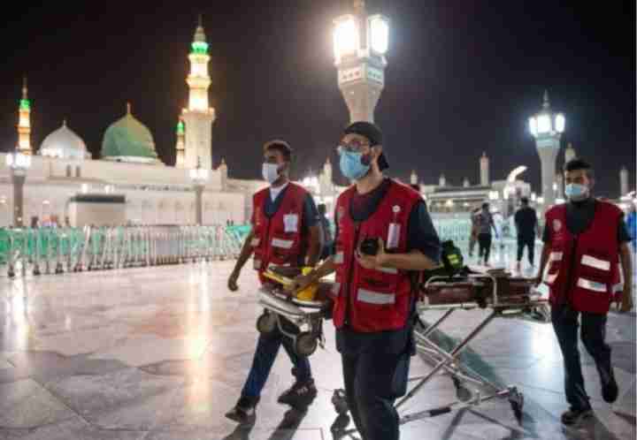 a woman gives birth to a child in the courtyard of the prophet mosque