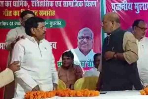condolence meeting of mulayam singh in a program held in ballia uttar pradesh two sp leaders had a fight on the stage