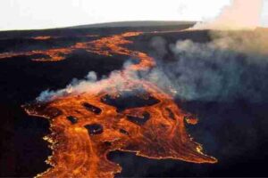 hawaii mauna loa the worlds largest active volcano begins to erupt