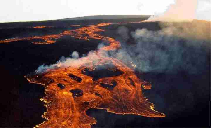 hawaii mauna loa the worlds largest active volcano begins to erupt