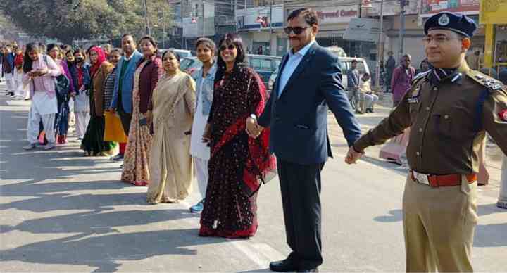 a 24 km long human chain was formed in bareilly as part of the road safety week