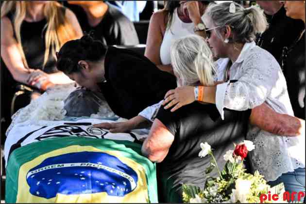 funeral of great football pele thousands of people attend