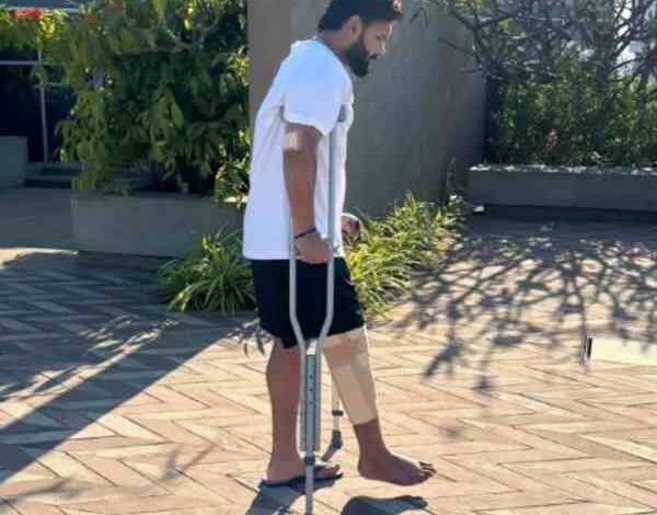 after 40 daysrishabh pant stood on his feet with the help of crutches