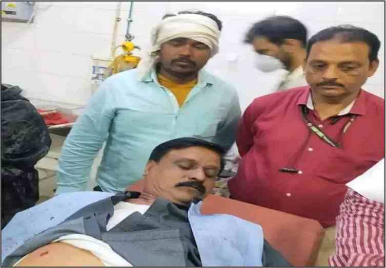 up jaunpur news journalist devendra khare was shot at by unidentified bike borne assailants