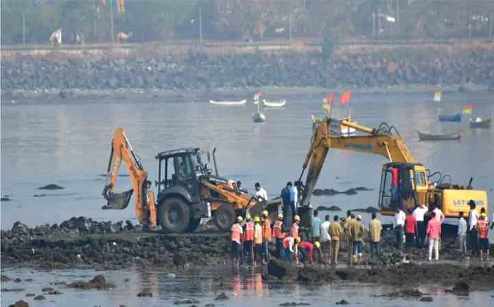 mumbai demolished a illegal dargah in mahim