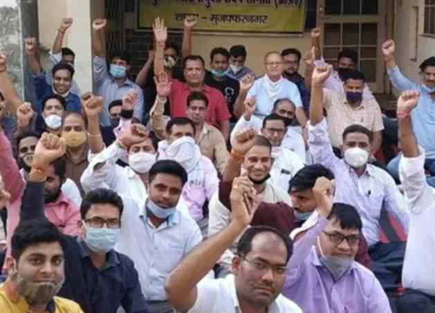 up govt reprimands 650 electricity workers who went on strike dismissed