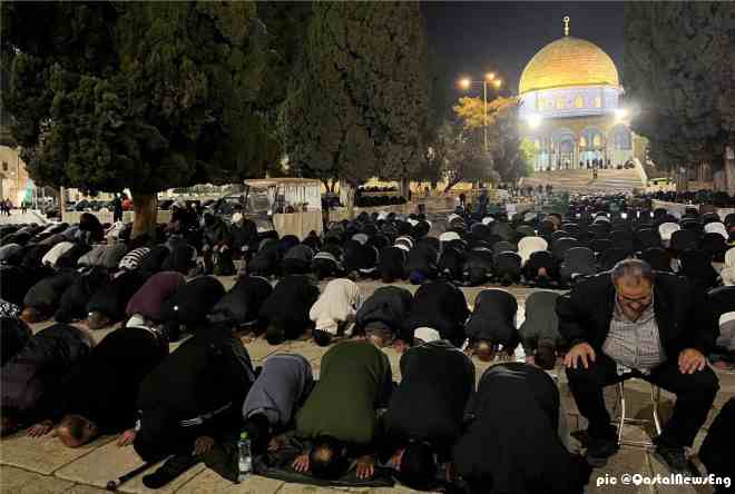 palestinians participate in taraweeh and isha in al aqsa mosque