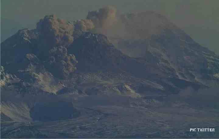 volcanic eruption in russia
