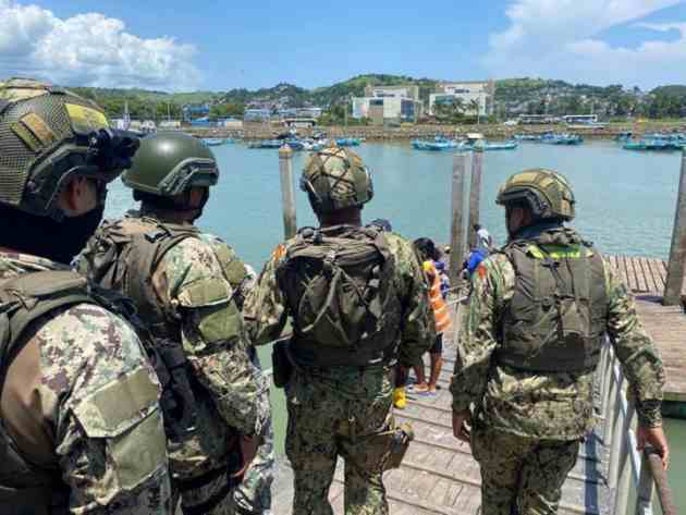 armed attack ecuador port 9 dead