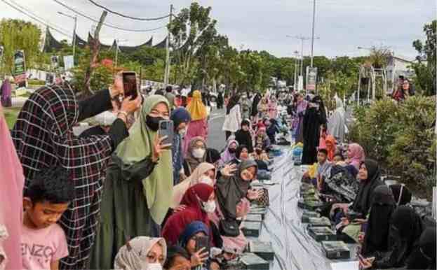 indonesia the worlds longest iftar table of 1200 meters under the auspices of saudi arabia