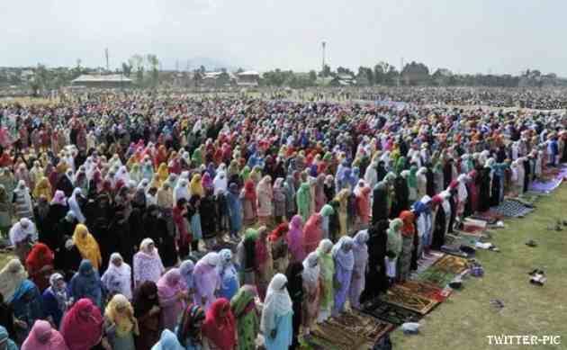 jammu and kashmir we cant allow prayers kashmir police standoff over eid prayers at eidgah maidan