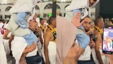 video of an umrah pilgrim carrying his mother mother on shoulders during umrah