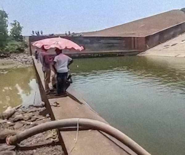 the dam was emptied of water to find the chhattisgarh officer smartphone