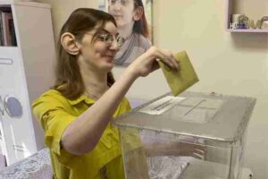 turkey elections the world tallest woman also cast her vote
