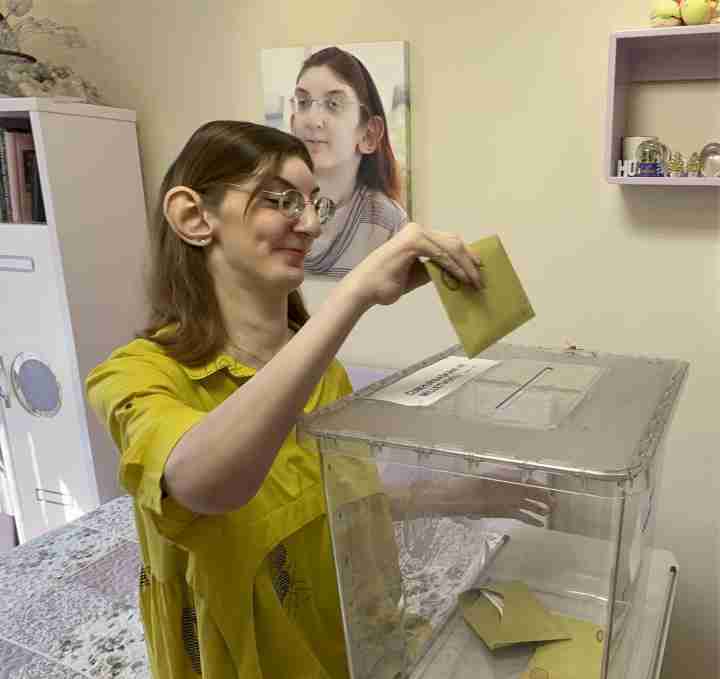 turkey elections the world tallest woman also cast her vote